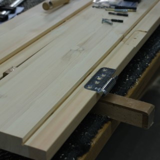 Detaljbild av fräst gångjärnsspår